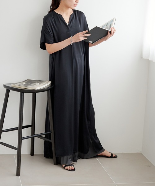 for/c(フォーシー)の「スリットネックワンピース【サスティナブル】(ワンピース・レディース・ラベンダー/ブラック/ライトグリーン/ライトベージュ・M/LL/L)」の2枚目の写真