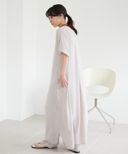 for/c(フォーシー)の「スリットネックワンピース【サスティナブル】(ワンピース・レディース・ラベンダー/ブラック/ライトグリーン/ライトベージュ・M/LL/L)」の13枚目の写真