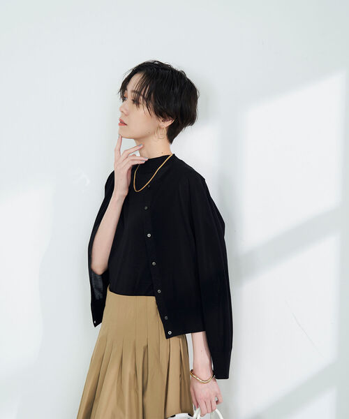 NOLLEY’S Sophi（ノーリーズソフィ）の「《手洗い可能》綿アセラメ配色クルーネックカーディガン（カーディガン/ボレロ・レディース・シルバー/ゴールド/ブラック/サックスブルー・38/36）」の2枚目の写真