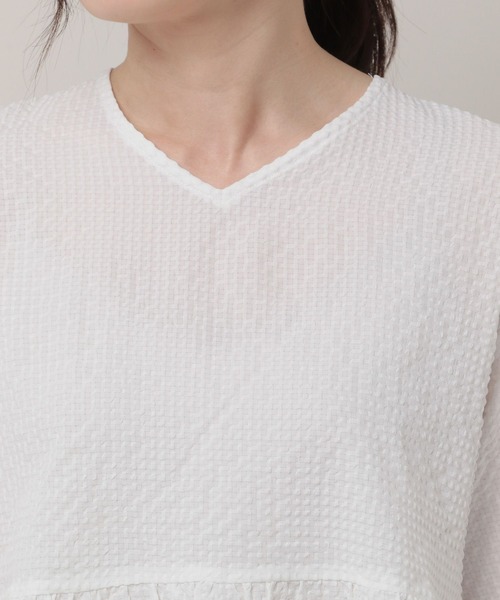 Elura(エルーラ)の「シボ感ペプラムブラウス(シャツ/ブラウス・レディース・ホワイト/ブラック・MEDIUM/LARGE)」の10枚目の写真