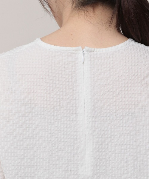 Elura(エルーラ)の「シボ感ペプラムブラウス(シャツ/ブラウス・レディース・ホワイト/ブラック・MEDIUM/LARGE)」の16枚目の写真