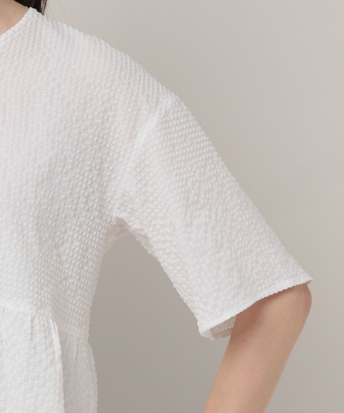 Elura(エルーラ)の「シボ感ペプラムブラウス(シャツ/ブラウス・レディース・ホワイト/ブラック・MEDIUM/LARGE)」の12枚目の写真