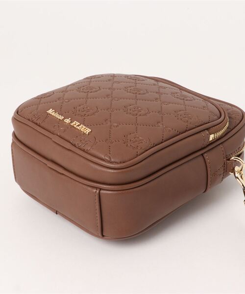 Maison de FLEUR（メゾンドフルール）の「EC限定モノグラム縦型ポシェット（ショルダーバッグ・レディース・ブラウン・FREE）」の13枚目の写真