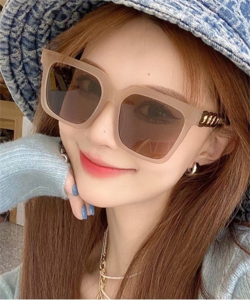 Ritzy（リッツィー）の「ビッグスクエアサングラス（サングラス・レディース・その他/オレンジ/ワイン/ライトベージュ/ベージュ/ブラック・FREE）」の2枚目の写真