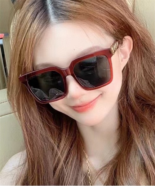 Ritzy（リッツィー）の「ビッグスクエアサングラス（サングラス・レディース・その他/オレンジ/ワイン/ライトベージュ/ベージュ/ブラック・FREE）」の4枚目の写真