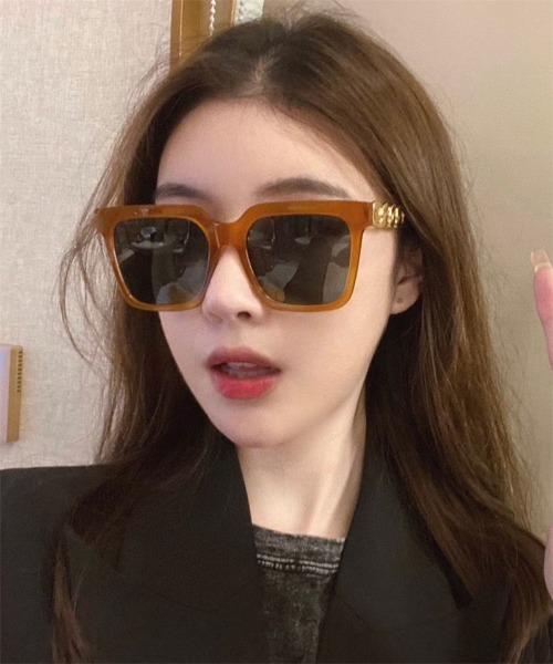 Ritzy（リッツィー）の「ビッグスクエアサングラス（サングラス・レディース・その他/オレンジ/ワイン/ライトベージュ/ベージュ/ブラック・FREE）」の5枚目の写真