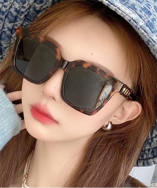 Ritzy（リッツィー）の「ビッグスクエアサングラス（サングラス・レディース・その他/オレンジ/ワイン/ライトベージュ/ベージュ/ブラック・FREE）」の6枚目の写真