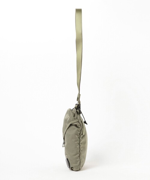 C.P. COMPANY(シーピーカンパニー)の「C.P. Company / NYLON B CROSSBODY BAG(ショルダーバッグ・メンズ・ブラック/シルバー・ONE SIZE)」の4枚目の写真