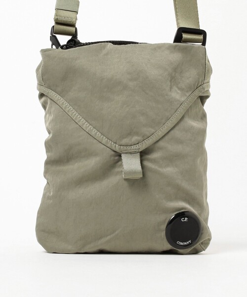 C.P. COMPANY(シーピーカンパニー)の「C.P. Company / NYLON B CROSSBODY BAG(ショルダーバッグ・メンズ・ブラック/シルバー・ONE SIZE)」の3枚目の写真