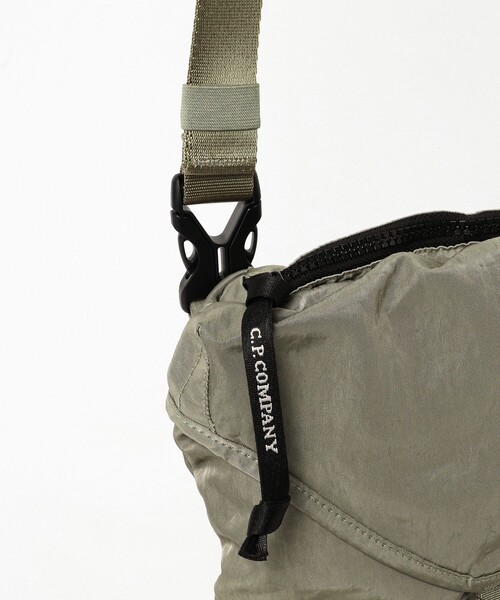 C.P. COMPANY(シーピーカンパニー)の「C.P. Company / NYLON B CROSSBODY BAG(ショルダーバッグ・メンズ・ブラック/シルバー・ONE SIZE)」の6枚目の写真