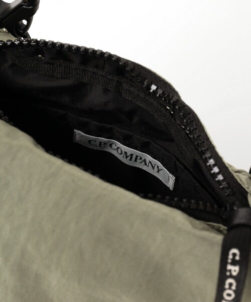 C.P. COMPANY(シーピーカンパニー)の「C.P. Company / NYLON B CROSSBODY BAG(ショルダーバッグ・メンズ・ブラック/シルバー・ONE SIZE)」の10枚目の写真