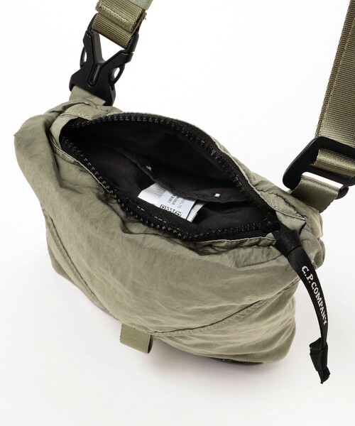 C.P. COMPANY(シーピーカンパニー)の「C.P. Company / NYLON B CROSSBODY BAG(ショルダーバッグ・メンズ・ブラック/シルバー・ONE SIZE)」の11枚目の写真