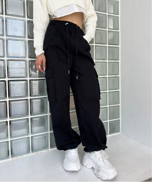 OLIVE des OLIVE（オリーブデオリーブ）の「メニーポケットカーゴパンツ　1032020080（カーゴパンツ・レディース・ワンウォッシュ/ピンク系その他/ブラック/ピンク・FREE）」の2枚目の写真