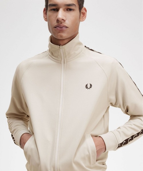 FRED PERRY（フレッドペリー）の「CONTRAST TAPE TRACK JACKET　J5557（その他アウター・メンズ・ベージュ・X-LARGE/LARGE/MEDIUM/SMALL）」の2枚目の写真