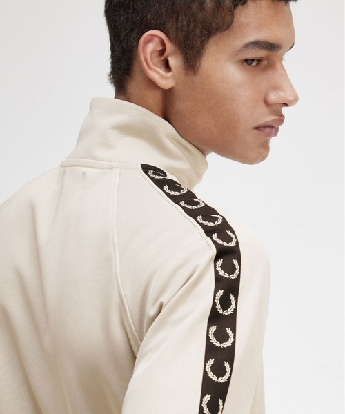 FRED PERRY（フレッドペリー）の「CONTRAST TAPE TRACK JACKET　J5557（その他アウター・メンズ・ベージュ・X-LARGE/LARGE/MEDIUM/SMALL）」の4枚目の写真