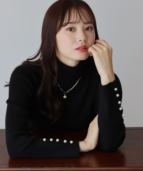 BLUEEAST（ブルーイースト）の「袖パールボタンタートルネックニット（ニット/セーター・レディース・ブルー/ブラック/グレー/オフホワイト/ボルドー・MEDIUM）」の6枚目の写真