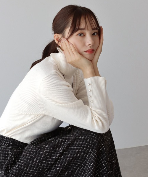 BLUEEAST（ブルーイースト）の「袖パールボタンタートルネックニット（ニット/セーター・レディース・ブルー/ブラック/グレー/オフホワイト/ボルドー・MEDIUM）」の8枚目の写真