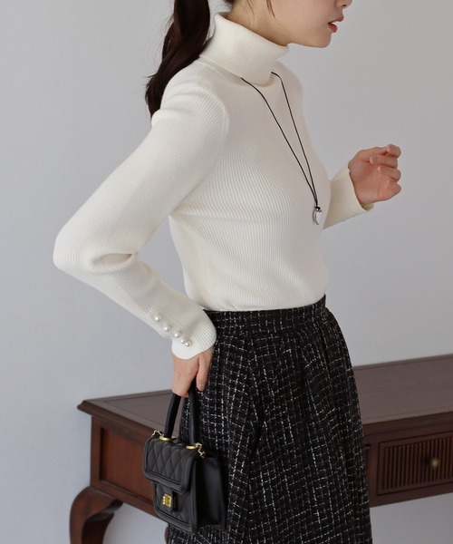 BLUEEAST（ブルーイースト）の「袖パールボタンタートルネックニット（ニット/セーター・レディース・ブルー/ブラック/グレー/オフホワイト/ボルドー・MEDIUM）」の10枚目の写真