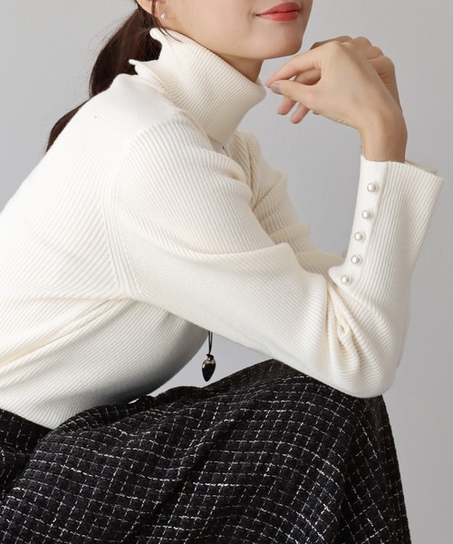 BLUEEAST（ブルーイースト）の「袖パールボタンタートルネックニット（ニット/セーター・レディース・ブルー/ブラック/グレー/オフホワイト/ボルドー・MEDIUM）」の11枚目の写真