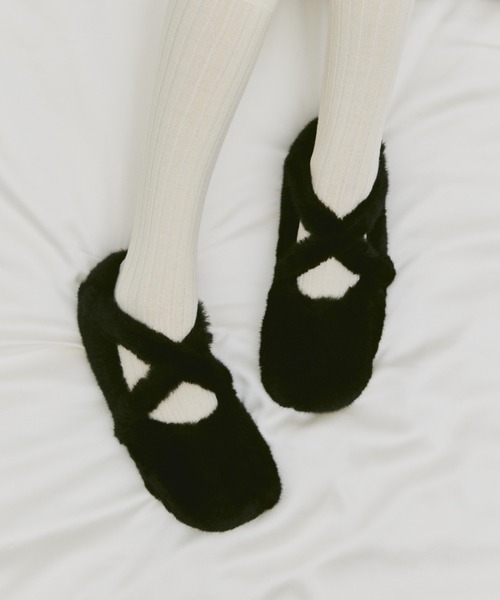un/neu(アンノイ)の「ファークロスラインシューズ / ファーパンプス / バレエシューズ(バレエシューズ・レディース・アイボリー/ブラック・S/M/L)」の4枚目の写真
