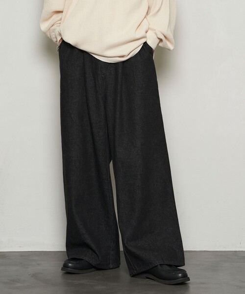 PUBLUX（パブリュクス）の「PUBLUX/パブリュクス タックワイドストレートデニム/セットアップ対応(限定展開)（デニムパンツ・メンズ・ブルー/チャコールグレー/ブラック・SMALL/MEDIUM/LARGE）」の4枚目の写真