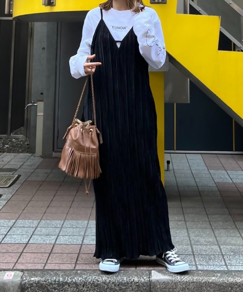 mi via loca（ミヴィアロカ）の「ベロア ランダムプリーツ キャミワンピース（ワンピース・レディース・カーキ/ブラック/ブルー・FREE）」の13枚目の写真