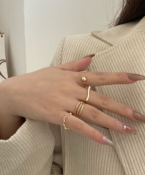 LYEON（リヨン）の「デザインリング４点セット（リング・レディース・シルバー/ゴールド・FREE）」の6枚目の写真