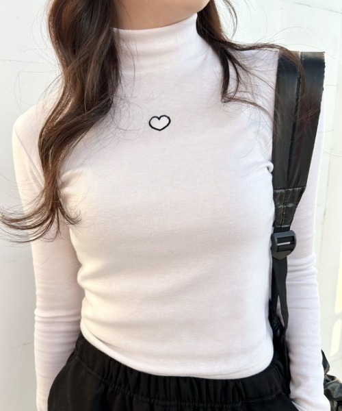 ipugo(イプゴ)の「ipugo/イプゴ ワンポイントハート刺繍モックネックトップス(Tシャツ/カットソー・レディース・ホワイト/ブラック・FREE)」の1枚目の写真