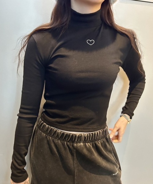 ipugo(イプゴ)の「ipugo/イプゴ ワンポイントハート刺繍モックネックトップス(Tシャツ/カットソー・レディース・ホワイト/ブラック・FREE)」の2枚目の写真