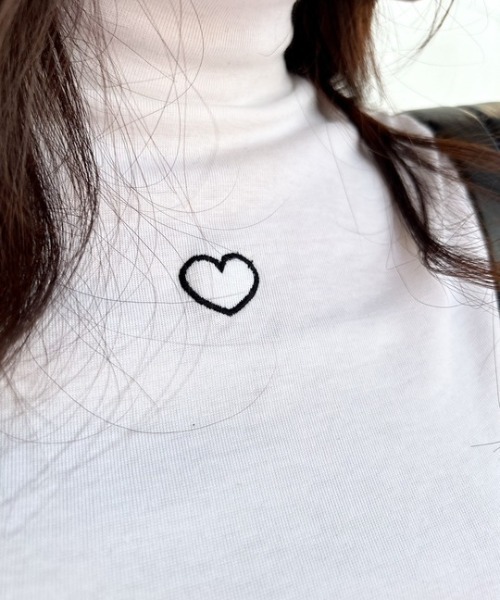 ipugo(イプゴ)の「ipugo/イプゴ ワンポイントハート刺繍モックネックトップス(Tシャツ/カットソー・レディース・ホワイト/ブラック・FREE)」の14枚目の写真