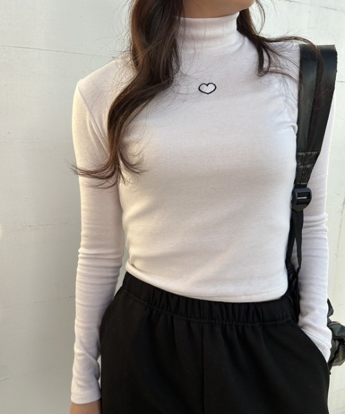 ipugo(イプゴ)の「ipugo/イプゴ ワンポイントハート刺繍モックネックトップス(Tシャツ/カットソー・レディース・ホワイト/ブラック・FREE)」の22枚目の写真