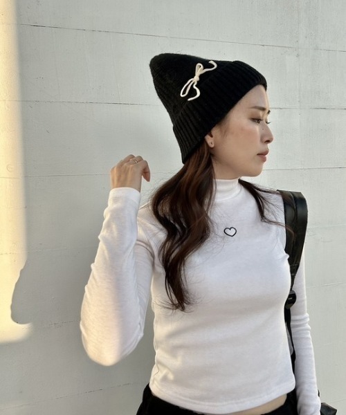 ipugo(イプゴ)の「ipugo/イプゴ ワンポイントハート刺繍モックネックトップス(Tシャツ/カットソー・レディース・ホワイト/ブラック・FREE)」の3枚目の写真