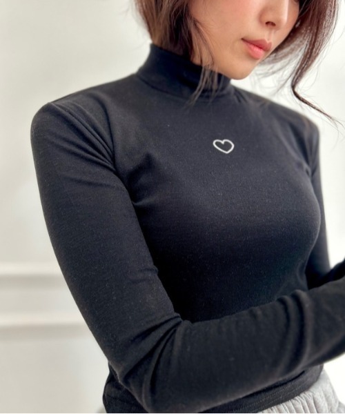 ipugo(イプゴ)の「ipugo/イプゴ ワンポイントハート刺繍モックネックトップス(Tシャツ/カットソー・レディース・ホワイト/ブラック・FREE)」の15枚目の写真