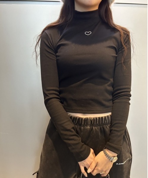 ipugo(イプゴ)の「ipugo/イプゴ ワンポイントハート刺繍モックネックトップス(Tシャツ/カットソー・レディース・ホワイト/ブラック・FREE)」の4枚目の写真
