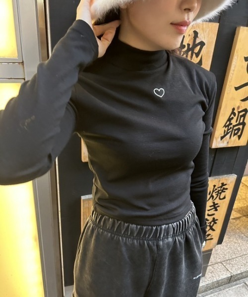 ipugo(イプゴ)の「ipugo/イプゴ ワンポイントハート刺繍モックネックトップス(Tシャツ/カットソー・レディース・ホワイト/ブラック・FREE)」の8枚目の写真