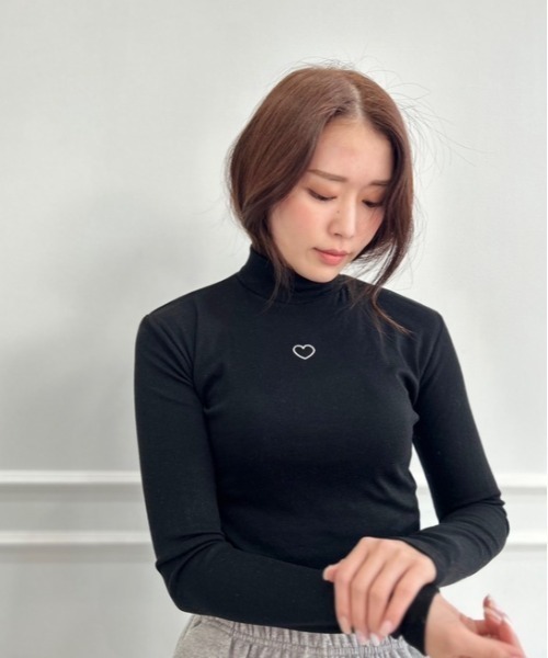 ipugo(イプゴ)の「ipugo/イプゴ ワンポイントハート刺繍モックネックトップス(Tシャツ/カットソー・レディース・ホワイト/ブラック・FREE)」の20枚目の写真