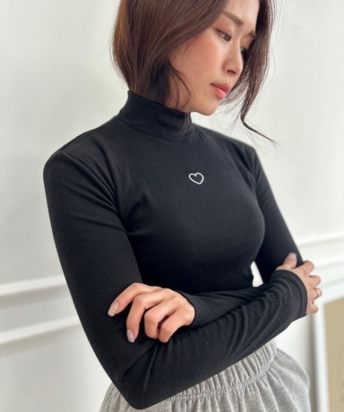 ipugo(イプゴ)の「ipugo/イプゴ ワンポイントハート刺繍モックネックトップス(Tシャツ/カットソー・レディース・ホワイト/ブラック・FREE)」の16枚目の写真