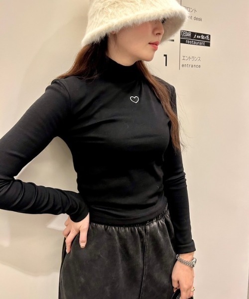 ipugo(イプゴ)の「ipugo/イプゴ ワンポイントハート刺繍モックネックトップス(Tシャツ/カットソー・レディース・ホワイト/ブラック・FREE)」の5枚目の写真