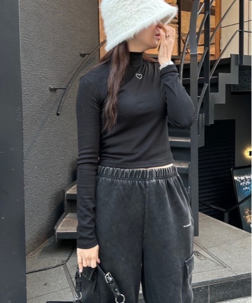ipugo(イプゴ)の「ipugo/イプゴ ワンポイントハート刺繍モックネックトップス(Tシャツ/カットソー・レディース・ホワイト/ブラック・FREE)」の9枚目の写真