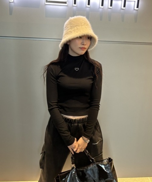 ipugo(イプゴ)の「ipugo/イプゴ ワンポイントハート刺繍モックネックトップス(Tシャツ/カットソー・レディース・ホワイト/ブラック・FREE)」の13枚目の写真