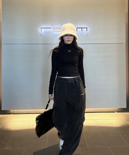 ipugo(イプゴ)の「ipugo/イプゴ ワンポイントハート刺繍モックネックトップス(Tシャツ/カットソー・レディース・ホワイト/ブラック・FREE)」の17枚目の写真