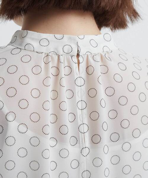 Tiara（ティアラ）の「ドット×ドットハイネックフリルブラウス（シャツ/ブラウス・レディース・アイボリー/ベージュ/ブラック・FREE/9）」の6枚目の写真