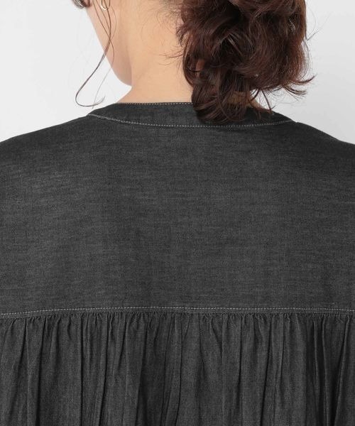 studio CLIP（スタディオクリップ）の「ピンタックデニムワンピース[プチ・プラスサイズあり]（ワンピース・レディース・ライトブルー/ブラック/インディゴブルー・FREE/ﾌﾘｰ(L)/PF）」の14枚目の写真