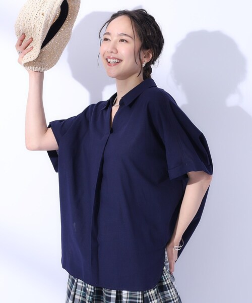 SHOO・LA・RUE（シューラルー）の「◆【UV/抗菌防臭】ゆる さら ふわり フレンチリネンブレンド ドルマンシャツ（シャツ/ブラウス・レディース・グリーン系/ホワイト/ピンク/ブラック系1/ネイビー/ライトパープル/ブルー系その他4/ブルー系その他3/ブルーグリーン/レッド系1/キャメル・00）」の4枚目の写真