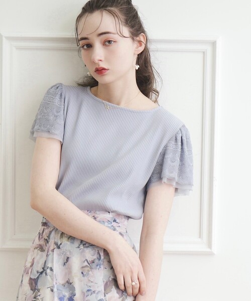 couture brooch（クチュールブローチ）の「◆【主役級！華やか大人レディトップス】チュール×レース袖トップス（Tシャツ/カットソー・レディース・ライトグレー/ブラック/サックスブルー/オフホワイト/ブラウン系その他・40/38/42/36）」の5枚目の写真