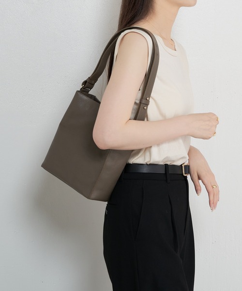 russet（ラシット）の「【本革/490g】スクエアワンショルダーバッグ