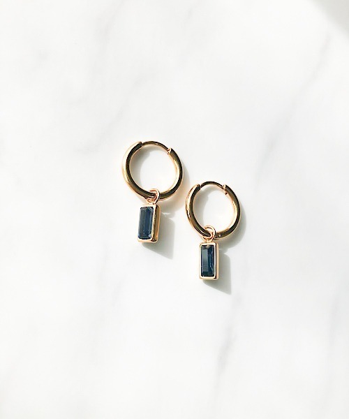 TIMELESS&THREE（タイムレスアンドスリー）の「2WAYスクエアビジューフープピアス（ピアス（両耳用）・レディース・ブラック/クリア/グリーン/レッド/ダークブルー・FREE）」の3枚目の写真