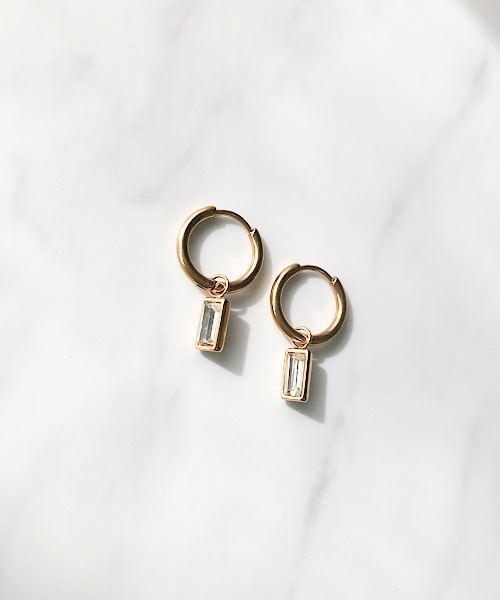 TIMELESS&THREE（タイムレスアンドスリー）の「2WAYスクエアビジューフープピアス（ピアス（両耳用）・レディース・ブラック/クリア/グリーン/レッド/ダークブルー・FREE）」の5枚目の写真