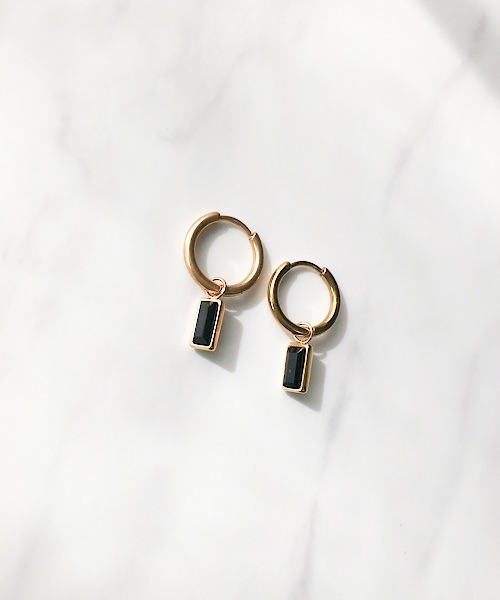 TIMELESS&THREE（タイムレスアンドスリー）の「2WAYスクエアビジューフープピアス（ピアス（両耳用）・レディース・ブラック/クリア/グリーン/レッド/ダークブルー・FREE）」の2枚目の写真