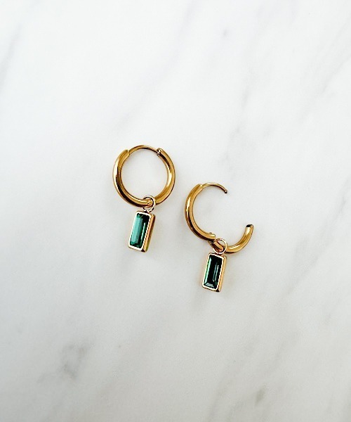 TIMELESS&THREE（タイムレスアンドスリー）の「2WAYスクエアビジューフープピアス（ピアス（両耳用）・レディース・ブラック/クリア/グリーン/レッド/ダークブルー・FREE）」の8枚目の写真